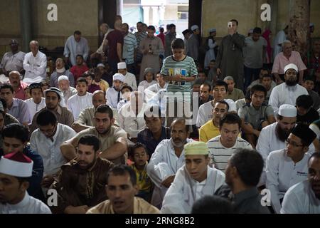 (160912) -- LE CAIRE, 12 septembre 2016 -- des musulmans égyptiens assistent aux prières de l'Aïd al-Adha à la mosquée Al-Azhar au Caire, Égypte, le 12 septembre 2016. Les musulmans du monde entier célèbrent la fête de l'Aïd al-Adha, ou la fête du sacrifice. (Zjy) EGYPT-CAIRO-EID AL-ADHA MengxTao PUBLICATIONxNOTxINxCHN 160912 le Caire sept 12 2016 les musulmans égyptiens assistent aux prières du serment Al Adha À la mosquée Al Azhar au Caire Égypte sept 12 2016 les musulmans du monde entier célèbrent le serment Al Adha Festival ou le Festival du sacrifice zjy Égypte le serment Al Adha MengxTao du Caire PUBLICATIONxNOTxINxCHN Banque D'Images