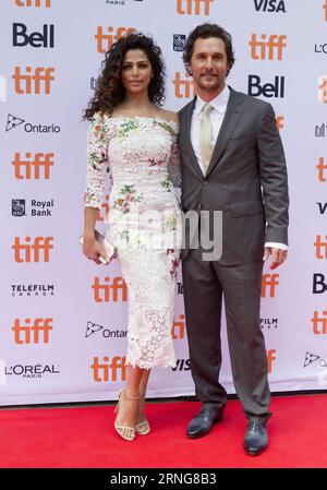 TORONTO, le 11 septembre 2016 -- l'acteur Matthew McConaughey et son épouse Camila Alves assistent à la première mondiale du film Sing au Princess of Wales Theatre lors du 41e Festival international du film de Toronto à Toronto, Canada, le 11 septembre 2016. ) (Zjy) CANADA-TORONTO-TIFF- SING ZouxZheng PUBLICATIONxNOTxINxCHN Toronto sept 11 2016 l'acteur Matthew McConaughey et son épouse Camila Alves assistent à la première mondiale du film Sing AU Princess of Wales Theatre au cours du 41e Festival international du film de Toronto à Toronto Canada sept 11 2016 zjy Canada Toronto TIFF Sing ZouxZheng PUBLICATIONxNOxNOXNXNXNOTXN Banque D'Images