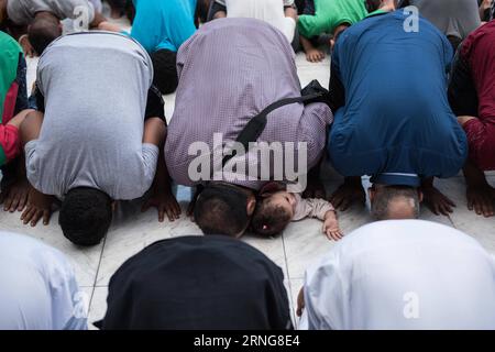(160912) -- LE CAIRE, 12 septembre 2016 -- des musulmans égyptiens assistent aux prières de l'Aïd al-Adha à la mosquée Al-Azhar au Caire, Égypte, le 12 septembre 2016. Les musulmans du monde entier célèbrent la fête de l'Aïd al-Adha, ou la fête du sacrifice. (Zjy) EGYPT-CAIRO-EID AL-ADHA ChenxLin PUBLICATIONxNOTxINxCHN 160912 le Caire sept 12 2016 les musulmans égyptiens assistent aux prières du serment Al Adha À la mosquée Al Azhar au Caire Égypte sept 12 2016 les musulmans du monde entier célèbrent le serment Al Adha Festival ou le Festival du sacrifice zjy Égypte le serment Al Adha ChenxLin du Caire PUBLICATIONxNOTxINxCHN Banque D'Images