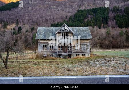 Vieille maison abandonnée à Stordal, Norvège Banque D'Images