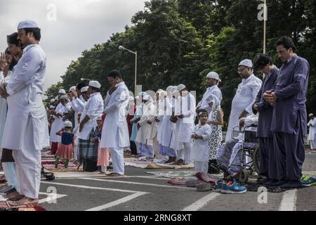 (160913) -- KOLKATA, 13 septembre 2016 -- des fidèles musulmans indiens offrent des prières à l'Aïd al-Adha à Kolkata, Inde, le 13 septembre 2016. Les musulmans du monde entier célèbrent la fête de l'Aïd al-Adha, ou la fête du sacrifice. (Sxk) INDIA-KOLKATA-EID AL-ADHA TumpaxMondal PUBLICATIONxNOTxINxCHN 160913 Kolkata sept 13 2016 les fidèles musulmans indiens OFFRENT serment Al Adha prières à Kolkata Inde sept 13 2016 musulmans à travers le monde célèbrent le serment Al Adha Festival ou le Festival du sacrifice sxk India Kolkata Oath Al Adha ICpaxMonxNOxPUTUM Banque D'Images