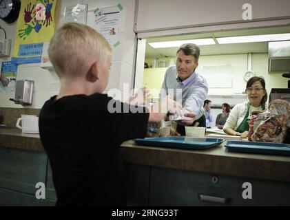 (160914) -- VANCOUVER, le 13 septembre 2016 -- Un enfant reçoit de la nourriture du maire de Vancouver, Gregor Robertson, au Strathcona Community Center de Vancouver, Canada, le 13 septembre 2016. Le maire de Vancouver, Gregor Robertson, s'est joint à des bénévoles pour aider à distribuer un petit déjeuner gratuit aux enfants de familles à faible revenu. ) (lrz) CANADA-VANCOUVER-MAYOR-FREE BREAKFAST Liangxsen PUBLICATIONxNOTxINxCHN 160914 Vancouver sept 13 2016 un enfant reçoit de la nourriture du maire de Vancouver Gregor Robertson AU Strathcona Community Center à Vancouver Canada sept 13 2016 le maire de Vancouver Gregor Robertson s'est joint à Volunteers to Help dis Banque D'Images