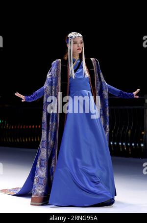 (160914) -- CHONGQING, Sept. 13, 2016 -- A model presents a creation at the opening ceremony of the Chongqing Fashion Week in Chongqing, southwest China, Sept. 13, 2016. The six-day fashion week started on Tuesday. ) (ry) CHINA-CHONGQING-FASHION WEEK (CN) ChenxJianli PUBLICATIONxNOTxINxCHN   160914 Chongqing Sept 13 2016 a Model Presents a Creation AT The Opening Ceremony of The Chongqing Fashion Week in Chongqing Southwest China Sept 13 2016 The Six Day Fashion Week started ON Tuesday Ry China Chongqing Fashion Week CN ChenxJianli PUBLICATIONxNOTxINxCHN Banque D'Images