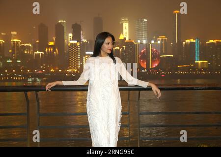 (160914) -- CHONGQING, Sept. 13, 2016 -- A model poses for photos before the opening ceremony of the Chongqing Fashion Week in Chongqing, southwest China, Sept. 13, 2016. The six-day fashion week started on Tuesday. ) (ry) CHINA-CHONGQING-FASHION WEEK (CN) ChenxJianli PUBLICATIONxNOTxINxCHN   160914 Chongqing Sept 13 2016 a Model Poses for Photos Before The Opening Ceremony of The Chongqing Fashion Week in Chongqing Southwest China Sept 13 2016 The Six Day Fashion Week started ON Tuesday Ry China Chongqing Fashion Week CN ChenxJianli PUBLICATIONxNOTxINxCHN Banque D'Images