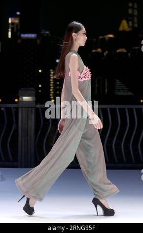 (160914) -- CHONGQING, 13 septembre 2016 -- Un mannequin présente une création lors de la Fashion week de Chongqing à Chongqing, dans le sud-ouest de la Chine, le 13 septembre 2016. La semaine de la mode de six jours a commencé mardi. ) (Ry) CHINA-CHONGQING-FASHION WEEK (CN) ChenxJianli PUBLICATIONxNOTxINxCHN 160914 Chongqing sept 13 2016 un modèle présente une création lors de la semaine de la mode de Chongqing dans le sud-ouest de la Chine 13 2016 sept. La semaine de la mode de six jours a commencé LE mardi Ry Chine Chongqing CN Chenni PUBLICATIONxNOTxNOTxINxCHN Banque D'Images