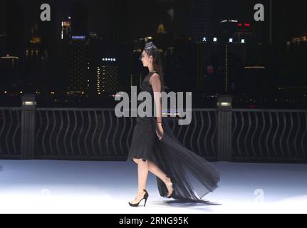(160914) -- CHONGQING, 13 septembre 2016 -- Un mannequin présente une création lors de la Fashion week de Chongqing à Chongqing, dans le sud-ouest de la Chine, le 13 septembre 2016. La semaine de la mode de six jours a commencé mardi. ) (Ry) CHINA-CHONGQING-FASHION WEEK (CN) ChenxJianli PUBLICATIONxNOTxINxCHN 160914 Chongqing sept 13 2016 un modèle présente une création lors de la semaine de la mode de Chongqing dans le sud-ouest de la Chine 13 2016 sept. La semaine de la mode de six jours a commencé LE mardi Ry Chine Chongqing CN Chenni PUBLICATIONxNOTxNOTxINxCHN Banque D'Images