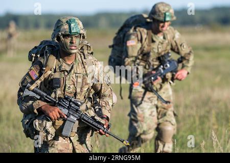 (160913) -- RUKLA, 13 septembre 2016 -- les parachutistes de la 173e brigade aéroportée des États-Unis mènent une opération aéroportée Bayonet Strike à Rukla, Lituanie, le 13 septembre 2016. Environ 150 parachutistes de la 173e brigade aéroportée américaine ont mené un exercice de saut dans le ciel en Lituanie mardi, commençant une nouvelle rotation de la force américaine en Lituanie. LITUANIE-RUKLA-FORMATION MILITAIRE-FRAPPE À LA BAÏONNETTE AlfredasxPliadis PUBLICATIONxNOTxINxCHN 160913 Rukla sept 13 2016 parachutistes de la 173e Brigade aéroportée mènent une opération aéroportée frappe baïonnette à Rukla Lituanie sept 13 2016 environ 150 parachutistes de la 173e Airbo Banque D'Images