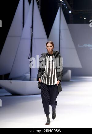 (160914) -- CHONGQING, 13 septembre 2016 -- Un mannequin présente une création lors de la Fashion week de Chongqing à Chongqing, dans le sud-ouest de la Chine, le 13 septembre 2016. La semaine de la mode de six jours a commencé mardi. ) (Ry) CHINA-CHONGQING-FASHION WEEK (CN) ChenxJianli PUBLICATIONxNOTxINxCHN 160914 Chongqing sept 13 2016 un modèle présente une création lors de la semaine de la mode de Chongqing dans le sud-ouest de la Chine 13 2016 sept. La semaine de la mode de six jours a commencé LE mardi Ry Chine Chongqing CN Chenni PUBLICATIONxNOTxNOTxINxCHN Banque D'Images