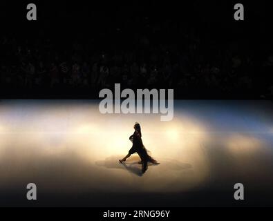 (160914) -- CHONGQING, Sept. 13, 2016 -- A model presents a creation during the Chongqing Fashion Week in Chongqing, southwest China, Sept. 13, 2016. The six-day fashion week started on Tuesday. ) (ry) CHINA-CHONGQING-FASHION WEEK (CN) ChenxCheng PUBLICATIONxNOTxINxCHN   160914 Chongqing Sept 13 2016 a Model Presents a Creation during The Chongqing Fashion Week in Chongqing Southwest China Sept 13 2016 The Six Day Fashion Week started ON Tuesday Ry China Chongqing Fashion Week CN ChenxCheng PUBLICATIONxNOTxINxCHN Banque D'Images