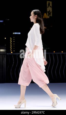 (160914) -- CHONGQING, 13 septembre 2016 -- Un mannequin présente une création lors de la Fashion week de Chongqing à Chongqing, dans le sud-ouest de la Chine, le 13 septembre 2016. La semaine de la mode de six jours a commencé mardi. ) (Ry) CHINA-CHONGQING-FASHION WEEK (CN) ChenxJianli PUBLICATIONxNOTxINxCHN 160914 Chongqing sept 13 2016 un modèle présente une création lors de la semaine de la mode de Chongqing dans le sud-ouest de la Chine 13 2016 sept. La semaine de la mode de six jours a commencé LE mardi Ry Chine Chongqing CN Chenni PUBLICATIONxNOTxNOTxINxCHN Banque D'Images