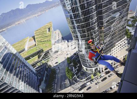 (160914) -- VANCOUVER, le 13 septembre 2016 -- Un résident costumé descend en rappel du haut d'un bâtiment lors de l'événement Drop zone Challenge à Vancouver, Canada, le 13 septembre 2016. Les gens ont participé au défi de la 11e zone de chute en descendant en rappel du bâtiment commercial du 20e étage du centre-ville de Vancouver afin de recueillir des fonds pour la communauté locale afin d'aider les enfants qui souffrent d'un handicap physique. ) (lrz) CANADA-VANCOUVER-DROP ZONE CHALLENGE LiangxSen PUBLICATIONxNOTxINxCHN 160914 Vancouver sept 13 2016 un résident costumé en rappel du haut d'un immeuble pendant la Banque D'Images