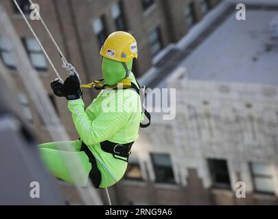 (160914) -- VANCOUVER, le 13 septembre 2016 -- Un résident costumé descend en rappel du haut d'un bâtiment lors de l'événement Drop zone Challenge à Vancouver, Canada, le 13 septembre 2016. Les gens ont participé au défi de la 11e zone de chute en descendant en rappel du bâtiment commercial du 20e étage du centre-ville de Vancouver afin de recueillir des fonds pour la communauté locale afin d'aider les enfants qui souffrent d'un handicap physique. ) (lrz) CANADA-VANCOUVER-DROP ZONE CHALLENGE LiangxSen PUBLICATIONxNOTxINxCHN 160914 Vancouver sept 13 2016 un résident costumé en rappel du haut d'un immeuble pendant la Banque D'Images