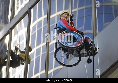 (160914) -- VANCOUVER, le 13 septembre 2016 -- Une participante handicapée descend en rappel avec son fauteuil roulant depuis le haut d'un immeuble lors de l'événement Drop zone Challenge à Vancouver, Canada, le 13 septembre 2016. Les gens ont participé au défi de la 11e zone de chute en descendant en rappel du bâtiment commercial du 20e étage du centre-ville de Vancouver afin de recueillir des fonds pour la communauté locale afin d'aider les enfants qui souffrent d'un handicap physique. ) (lrz) CANADA-VANCOUVER-DROP ZONE CHALLENGE LiangxSen PUBLICATIONxNOTxINxCHN 160914 Vancouver sept 13 2016 une participante HANDICAPÉE fait un rappel avec son wh Banque D'Images