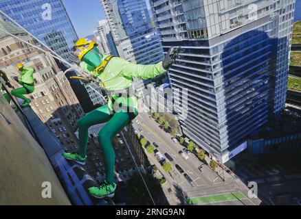 (160914) -- VANCOUVER, Sept. 13, 2016 -- Costumed residents rappel down from the top of a building during the Drop Zone challenge event in Vancouver, Canada, Sept. 13, 2016. People participated in the 11th Drop Zone challenge by rappelling down from 20th storey high commercial building in downtown Vancouver to raise fund for local community in oder to help the children who are suffering from physical disabilities. ) (lrz) CANADA-VANCOUVER-DROP ZONE CHALLENGE LiangxSen PUBLICATIONxNOTxINxCHN   160914 Vancouver Sept 13 2016 costumed Residents Rappel Down from The Top of a Building during The Dro Stock Photo