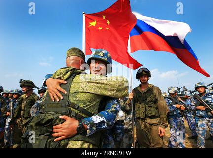 (160914) -- ZHANJIANG, 14 septembre 2016 -- les marines chinoise et russe s'étreignent lors d'un exercice naval conjoint à Zhanjiang, dans la province du Guangdong, dans le sud de la Chine, le 14 septembre 2016. La Chine et la Russie ont commencé mardi le forage joint Sea 2016 au large de la province du Guangdong, en mer de Chine méridionale. L'exercice se déroulera jusqu'au 19 septembre et mettra en vedette des navires de surface de la marine, des sous-marins, des aéronefs à voilure fixe, des hélicoptères, des marines et du matériel blindé amphibie. (Wyo) EXERCICE NAVAL CONJOINT CHINE-RUSSIE (CN) ZhaxChunming PUBLICATIONxNOTxINxCHN 160914 Zhanjiang sept 14 2016 Marines chinois et russes Hug lors d'un exercice naval conjoint à Zhanj Banque D'Images