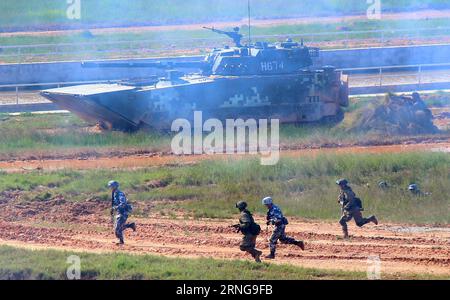 (160914) -- ZHANJIANG, 14 septembre 2016 -- des marines chinois et russes participent à un exercice naval conjoint à Zhanjiang, dans la province du Guangdong, dans le sud de la Chine, le 14 septembre 2016. La Chine et la Russie ont commencé mardi le forage joint Sea 2016 au large de la province du Guangdong, en mer de Chine méridionale. L'exercice se déroulera jusqu'au 19 septembre et mettra en vedette des navires de surface de la marine, des sous-marins, des aéronefs à voilure fixe, des hélicoptères, des marines et du matériel blindé amphibie. (Wyo) EXERCICE NAVAL CONJOINT CHINE-RUSSIE (CN) ZhaxChunming PUBLICATIONxNOTxINxCHN 160914 Zhanjiang sept 14 2016 des Marines chinois et russes participent à un exercice naval conjoint en Z Banque D'Images