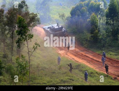 (160914) -- ZHANJIANG, 14 septembre 2016 -- des marines chinois et russes participent à un exercice naval conjoint à Zhanjiang, dans la province du Guangdong, dans le sud de la Chine, le 14 septembre 2016. La Chine et la Russie ont commencé mardi le forage joint Sea 2016 au large de la province du Guangdong, en mer de Chine méridionale. L'exercice se déroulera jusqu'au 19 septembre et mettra en vedette des navires de surface de la marine, des sous-marins, des aéronefs à voilure fixe, des hélicoptères, des marines et du matériel blindé amphibie. (Wyo) EXERCICE NAVAL CONJOINT CHINE-RUSSIE (CN) ZhaxChunming PUBLICATIONxNOTxINxCHN 160914 Zhanjiang sept 14 2016 des Marines chinois et russes participent à un exercice naval conjoint en Z Banque D'Images