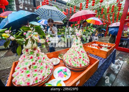 (160915) -- HANGZHOU, Sept. 15, 2016 -- Tourists view rice flour sculptures during the Mid-Autumn Festival in Tangqi ancient town of Hangzhou, east China s Zhejiang Province, Sept. 15, 2016. It is a folk custom for local people to greet the Mid-Autumn Festival by making rice flour sculptures. ) (zyd) CHINA-HANGZHOU-MID-AUTUMN FESTIVAL-CUSTOM (CN) XuxYu PUBLICATIONxNOTxINxCHN   160915 Hangzhou Sept 15 2016 tourists View Rice Flour Sculptures during The Mid Autumn Festival in Tangqi Ancient Town of Hangzhou East China S Zhejiang Province Sept 15 2016 IT IS a Folk Custom for Local Celebrities to Stock Photo