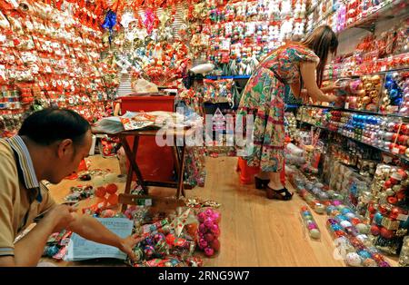 (160915) -- HANGZHOU, septembre 15, 2016 -- les propriétaires de magasin trient des échantillons au centre commercial international de Yiwu à Yiwu, province de Zhejiang de l'est de la Chine, août 7, 2016. Les derniers chiffres publiés par les douanes de Hangzhou ont montré, en août 2016, que les importations et les exportations du Zhejiang ont totalisé 218,98 milliards de yuans (32,8 milliards de dollars américains), en hausse de 12,8 pour cent d'une année sur l'autre. (Zyd) CHINE-ZHEJIANG-COMMERCE EXTÉRIEUR (CN) TanxJin PUBLICATIONxNOTxINxCHN 160915 Hangzhou sept 15 2016 propriétaires de magasin échantillons d'emplacement AU centre commercial international de Yiwu à Yiwu East China S Zhejiang province août 7 2016 les derniers chiffres releas Banque D'Images