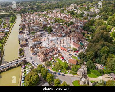 Vue aérienne de la rivière Arun à Arundel, West Sussex, Royaume-Uni. Banque D'Images