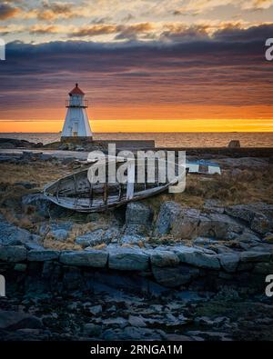 Scènes de coucher de soleil sur le phare de Vigra, Giske, Norvège Banque D'Images