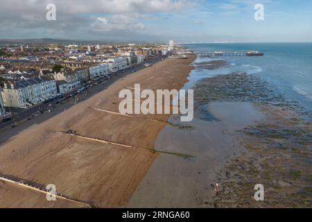 Vue aérienne de la plage vers la jetée, Worthing, West Sussex, Royaume-Uni. Banque D'Images