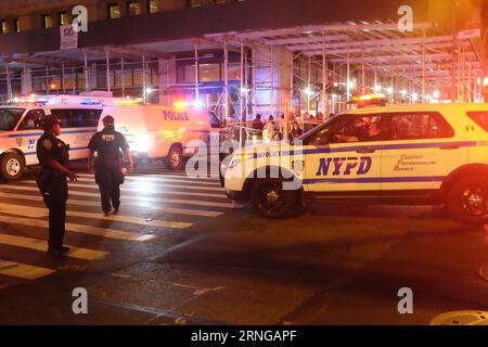 (160918) -- NEW YORK, 17 septembre 2016 -- la photo prise le 17 septembre 2016 montre des policiers en service près du site d'une explosion à New York, aux États-Unis. Un total de 25 personnes ont été blessées dans une explosion dans le quartier de Chelsea à Manhattan samedi soir, et la cause de l'explosion est en cours d'enquête, a déclaré le New York City Fire Department. (wtc) US-NEW YORK-BLAST LixMuzi PUBLICATIONxNOTxINxCHN New York sept 17 2016 la photo prise LE 17 2016 septembre montre des policiers EN service près du site de l'explosion à New York aux États-Unis un total de 25 célébrités ont été Banque D'Images