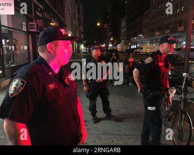 (160918) -- NEW YORK, 17 septembre 2016 -- la photo de téléphone portable prise le 17 septembre 2016 montre des policiers en service près du site d'une explosion à New York, aux États-Unis. Un total de 25 personnes ont été blessées dans une explosion dans le quartier de Chelsea à Manhattan samedi soir, et la cause de l'explosion est en cours d'enquête, a déclaré le New York City Fire Department. (wtc) US-NEW YORK-BLAST LixMuzi PUBLICATIONxNOTxINxCHN New York sept 17 2016 la photo du téléphone portable prise LE 17 2016 septembre montre des policiers EN service près du site de l'explosion à New York aux États-Unis un total de 25 Banque D'Images