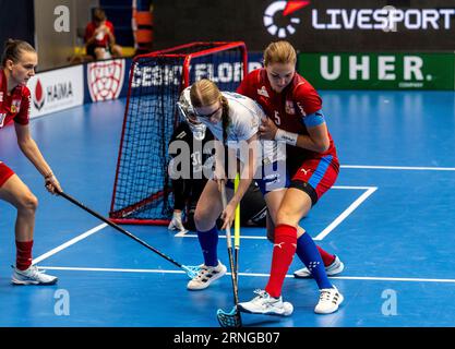 Usti nad Labem, République tchèque. 01 septembre 2023. De gauche à droite tchèque Vendula Berankova, la gardienne tchèque Jana Christianova, Emilia Pietila de Finlad, tchèque Eliska Krupnova en action lors de l'Euro Floorball Tour Women Match République tchèque vs Finlande à Usti nad Labem, République tchèque, le 1 septembre 2023. Crédit : Ondrej Hajek/CTK photo/Alamy Live News Banque D'Images