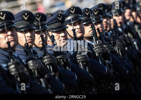 (160920) -- SANTIAGO, le 19 septembre 2016 -- des soldats prennent part à un défilé militaire marquant la Journée des Glories de l'armée à Santiago, capitale du Chili, le 19 septembre 2016. Jorge Villegas) (da) (vf) CHILE-SANTIAGO-ARMY-PARADE e JORGExVILLEGAS PUBLICATIONxNOTxINxCHN Santiago sept 19 2016 soldats prennent part à un défilé militaire marquant la Journée des gloires de l'armée à Santiago capitale du Chili LE 19 2016 septembre Jorge Villegas VF Chili Santiago Army Parade e JORGExVILATGAS PUXNOxIONTxIONXNO Banque D'Images