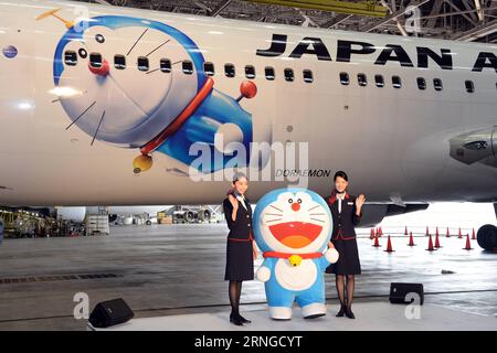(160921) -- TOKYO, 21 septembre 2016 -- les hôtesses de l'air de Japan Airlines posent avec Doraemon lors d'une cérémonie de lancement d'un avion spécial Boeing 767-300 sur le thème de Doraemon à Tokyo, capitale du Japon, le 21 septembre 2016. Un avion spécial sur le thème de Doraemon volera la route entre l'aéroport international de Narita à Tokyo et l'aéroport international Pudong à Shanghai, en Chine, à partir de jeudi, Japan Airlines a annoncé mercredi. (lr) JAPAN-TOKYO-JAPAN AIRLINES-DORAEMON JET-LAUNCHING MaxPing PUBLICATIONxNOTxINxCHN Tokyo septembre 21 2016 l'hôtesse de l'air de Japan Airlines pose avec Doraemon lors d'une cérémonie de lancement Banque D'Images