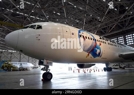 (160921) -- TOKYO, 21 septembre 2016 -- une photo prise le 21 septembre 2016 montre un avion spécial Boeing 767-300 sur le thème de Doraemon lors d'une cérémonie de lancement à Tokyo, capitale du Japon. Un avion spécial sur le thème de Doraemon volera la route entre l'aéroport international de Narita à Tokyo et l'aéroport international Pudong à Shanghai, en Chine, à partir de jeudi, Japan Airlines a annoncé mercredi. (lr) JAPAN-TOKYO-JAPAN AIRLINES-DORAEMON JET-LAUNCHING MaxPing PUBLICATIONxNOTxINxCHN Tokyo septembre 21 2016 la photo prise LE 21 2016 septembre montre un Boeing 767 300 Special Doraemon Theme plane LORS d'une cérémonie de lancement Banque D'Images