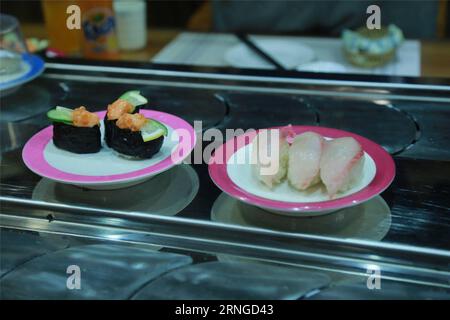 (160921) -- PYONGYANG, 21 septembre 2016 -- une photo prise le 21 septembre 2016 montre des sushis dans un restaurant de Pyongyang, en République populaire démocratique de Corée (RPDC), 21 septembre 2016. Le premier restaurant de sushi en RPDC a ouvert ses portes le 6 septembre. Lu Rui) (hy) RPDC-PYONGYANG-SUSHI-RESTAURANT ZhuxLongchuan PUBLICATIONxNOTxINxCHN Pyongyang sept 21 2016 photo prise LE 21 2016 septembre montre des SUSHIS DANS un restaurant à Pyongyang célébrités démocratiques République de Corée du Sud RPDC sept 21 2016 le premier restaurant de sushis en RPDC a ouvert ses portes le 6 septembre lu Rui Hy RPDC Pyongyang restaurant sushi Banque D'Images