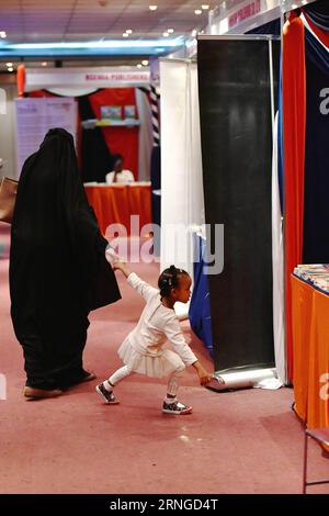 (160921) -- NAIROBI, 21 septembre 2016 -- Une petite fille visite la 19e Foire internationale du livre de Nairobi avec sa mère à Nairobi, Kenya, le 21 septembre 2016. Étant l'une des plus anciennes foires du livre en Afrique de l'est, la 19e Foire internationale du livre de Nairobi de 5 jours a débuté ici mercredi avec des éditeurs de tout le continent et du monde. KENYA-NAIROBI-BOOK FAIR SunxRuibo PUBLICATIONxNOTxINxCHN Nairobi sept 21 2016 une petite fille visite la 19e Foire internationale du livre de Nairobi avec sa mère à Nairobi Kenya sept 21 2016 étant l'une des plus anciennes foires du livre en Afrique de l'est le jour 5 Banque D'Images