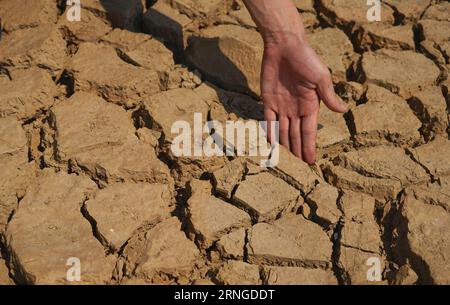 (160922) -- NANCHANG, 21 septembre 2016 -- la photo prise le 21 septembre 2016 montre le lit fissuré de la rivière Ganjiang dans la province de Jiangxi, dans l'est de la Chine. Le 21 septembre, le Bureau hydrographique du Jiangxi a émis une alerte jaune pour une pénurie d'eau de la rivière Ganjiang, en raison de la diminution de l'approvisionnement en eau de l'amont. ) (lfj) CHINA-JIANGXI-GANJIANG RIVER-WATER SQUIPMENT (CN) HuxChenhuan PUBLICATIONxNOTxINxCHN Nanchang septembre 21 2016 la photo prise LE 21 2016 septembre montre que le personnel de l'embarcation a fissuré le lit de la rivière Ganjiang dans la province de Jiangxi dans l'est de la Chine S le bureau hydrographique de Jiangxi le Jiangxi le Jiangxi 21 Banque D'Images