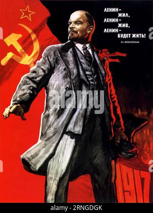 1917 , RUSSIE : le politicien russe rivolutionnaire Nikolaj LENIN ( Vladimir Ilic Uljanov , 1870 - 1924 ). Affiche de propagande politique communiste 1967 pour commémorer le cinquantième anniversaire ( 1917 - 1967 ) de l'entrée de Lénine en politique . Devant le poète Maïakovski, il a dit : ' Lénine a vécu, Lénine vit et Lénine vivra '. Ainsi écrit Maïakovski à la fin de mars 1924, deux mois après la mort du père de la Révolution. Oeuvre du peintre VICTOR Banque D'Images