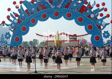 (160924) -- FUZHOU, Sept. 24, 2016 -- Children recite poems at a commemoration for the 400th anniversary of the deaths of Chinese playwright Tang Xianzu, British writer William Shakespeare and Spanish novelist Miguel de Cervantes in Tang s hometown Fuzhou, east China s Jiangxi Province, Sept. 24, 2016. The event was held in Fuzhou on Saturday to pay tribute to the three writers and to highlight the links between them. ) (yxb) CHINA-JIANGXI-TANG XIANZU-WILLIAM SHAKESPEARE-MIGUEL DE CERVANTES-TRIBUTE (CN) WanxXiang PUBLICATIONxNOTxINxCHN   Fuzhou Sept 24 2016 Children Recite Poems AT a Commemora Stock Photo