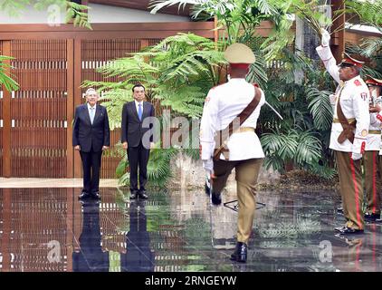 (160924) -- LA HAVANE, le 24 septembre 2016 -- le président cubain Raul Castro organise une cérémonie de bienvenue pour le premier ministre chinois Li Keqiang (R) avant leurs pourparlers à la Havane, Cuba, le 24 septembre 2016. Le premier ministre chinois Li Keqiang a eu des entretiens avec le président cubain Raul Castro au Palais de la Révolution à la Havane samedi. (Yxb) CUBA-LA HAVANE-CHINESE PREMIER-TALKS LixTao PUBLICATIONxNOTxINxCHN la Havane sept 24 2016 le président cubain Raul Castro organise une cérémonie de bienvenue pour le premier ministre chinois gauche de Keqiang r avant leurs pourparlers à la Havane Cuba sept 24 2016 le premier ministre chinois gauche de Keqiang Hero pourparlers avec le président cubain Ra Banque D'Images