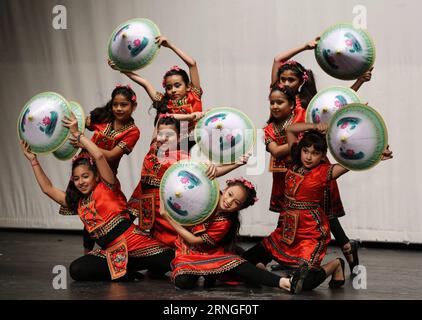 CHICAGO, le 24 septembre 2016 -- des élèves de l'Institut Confucius de Chicago (CIC) et des écoles publiques de Chicago (CPS) interprètent de la danse trationnelle chinoise à la Whitney Young Magnet High School de Chicago, aux États-Unis, le 24 septembre 2016. Des centaines d'élèves des écoles primaires et secondaires de Chicago se sont réunis samedi à Whitney Young Magnet High School pour prendre une gorgée de culture traditionnelle chinoise au Festival culturel chinois. (wtc) US-CHICAGO-CHINESE CULTURAL FESTIVAL WangxPing PUBLICATIONxNOTxINxCHN Chicago sept 24 2016 étudiants de l'Institut Confucius de Chicago CIC et du C Banque D'Images