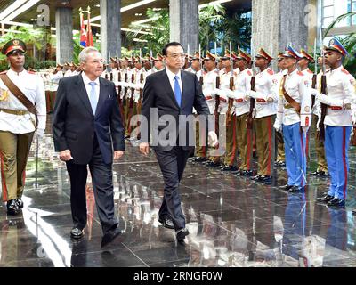 (160924) -- LA HAVANE, le 24 septembre 2016 -- le président cubain Raul Castro organise une cérémonie de bienvenue pour le premier ministre chinois Li Keqiang (R) avant leurs pourparlers à la Havane, Cuba, le 24 septembre 2016. Le premier ministre chinois Li Keqiang a eu des entretiens avec le président cubain Raul Castro au Palais de la Révolution à la Havane samedi. (Yxb) CUBA-LA HAVANE-CHINESE PREMIER-TALKS LixTao PUBLICATIONxNOTxINxCHN la Havane sept 24 2016 le président cubain Raul Castro organise une cérémonie de bienvenue pour le premier ministre chinois gauche de Keqiang r avant leurs pourparlers à la Havane Cuba sept 24 2016 le premier ministre chinois gauche de Keqiang Hero pourparlers avec le président cubain Ra Banque D'Images