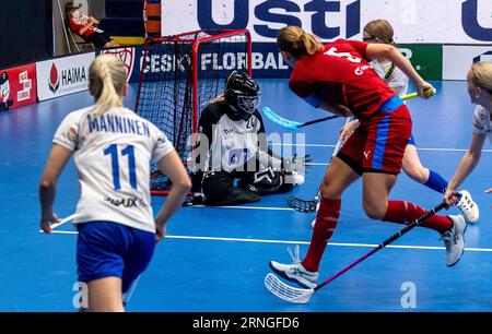 Usti nad Labem, République tchèque. 01 septembre 2023. De gauche à droite Laura Manninen, la gardienne Juulia Kataja, toutes deux finlandaises et tchèques Eliska Krupnova en action lors de l'Euro Floorball Tour Women Match République tchèque vs Finlande à Usti nad Labem, République tchèque, le 1 septembre 2023. Crédit : Ondrej Hajek/CTK photo/Alamy Live News Banque D'Images