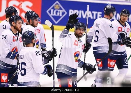 Ostrava, République tchèque. 01 septembre 2023. Les joueurs de hockey de Vitkovice Ridera célèbrent la victoire après le match de la Ligue des champions de hockey sur glace : HC Vitkovice Ridera vs EHC Red Bull Munich (Allemagne) à Ostrava, République tchèque, le 1 septembre 2023. Crédit : Jaroslav Ozana/CTK photo/Alamy Live News Banque D'Images