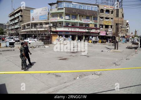 Bilder des Tages Anschlag à Bagdad (160927) -- BAGDAD, 27 septembre 2016 -- des policiers irakiens ont bouché le site de l'explosion dans le district de New Baghdad, dans l'est de Bagdad, en Irak, le 27 septembre 2016. Le groupe État islamique (EI) a revendiqué mardi la responsabilité de deux attentats suicides dans des zones commerciales animées de Bagdad, la capitale irakienne, qui ont tué un total de 15 personnes et blessé 59 autres, a déclaré le groupe dans un communiqué en ligne. (zf) IRAK-BAGDAD-ATTENTATS-SUICIDE À LA BOMBE-IS KhalilxDawood PUBLICATIONxNOTxINxCHN Images la Journée arrêt à Bagdad Bagdad Bagdad septembre 27 2016 policiers irakiens Banque D'Images