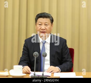 (160929) -- BEIJING, 29 septembre 2016 -- le président chinois Xi Jinping, également secrétaire général du Comité central du Parti communiste chinois (PCC), intervient lors d’une séance d’étude sur la sélection des œuvres de Hu Jintao, ancien secrétaire général du Comité central du PCC, à Beijing, capitale de la Chine, le 29 septembre 2016. La session d ' étude a été organisée par le Comité central du CPC. ) (mp) CHINA-BEIJING-SELECTED WORKS OF HU JINTAO-STUDY SESSION (CN) LanxHongguang PUBLICATIONxNOTxINxCHN Beijing septembre 29 2016 le président chinois Xi Jinping est ainsi secrétaire général du Parti communiste chinois CPC Central Banque D'Images