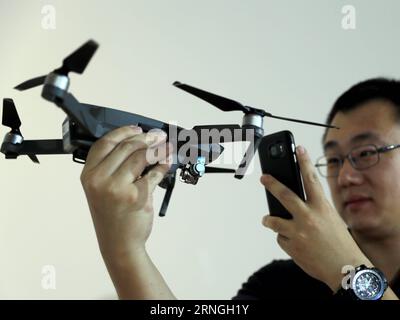 (160929) -- BEIJING, 29 septembre 2016 -- Un journaliste prend une photo du DJI Mavic Pro lors d'une conférence de presse à Beijing, capitale de la Chine, le 29 septembre 2016. Le Mavic Pro est un drone petit mais puissant lancé par DJI, une société de technologie chinoise fabriquant des véhicules aériens sans pilote pour les caméras volantes. DJI Mavic Pro dispose d'une caméra stabilisée de 12 mégapixels et d'un nouveau système de transmission avec une portée de 7 kilomètres. ) (mp) CHINA-BEIJING-DRONE-MAVIC PRO-PRESS CONFERENCE (CN) ChenxJianli PUBLICATIONxNOTxINxCHN Beijing sept 29 2016 un journaliste prend une photo du DJI pro lors d'une conférence de presse Banque D'Images