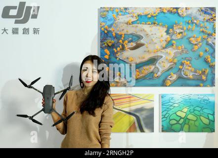 (160929) -- BEIJING, 29 septembre 2016 -- Une femme présente le DJI Mavic Pro lors d'une conférence de presse à Beijing, capitale de la Chine, le 29 septembre 2016. Le Mavic Pro est un drone petit mais puissant lancé par DJI, une société de technologie chinoise fabriquant des véhicules aériens sans pilote pour les caméras volantes. DJI Mavic Pro dispose d'une caméra stabilisée de 12 mégapixels et d'un nouveau système de transmission avec une portée de 7 kilomètres. ) (mp) CHINA-BEIJING-DRONE-MAVIC PRO-PRESS CONFERENCE (CN) ChenxJianli PUBLICATIONxNOTxINxCHN Beijing sept 29 2016 une femme présente le DJI pro lors d'une conférence de presse à Beijing Capital o Banque D'Images