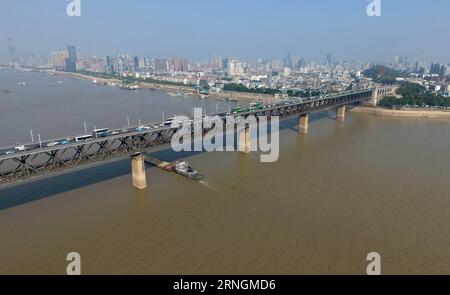 (161006) -- WUHAN, 5 octobre 2016 -- une photo aérienne prise le 5 octobre 2016 montre le pont du fleuve Yangtze à Wuhan, capitale de la province du Hubei en Chine centrale. (lfj) CHINA-HUBEI-WUHAN-BRIDGES (CN) ChenxYehua PUBLICATIONxNOTxINxCHN Wuhan OCT 5 2016 to Aerial photo prise LE 5 2016 OCT montre le pont du fleuve Yangtze à Wuhan capitale de la Chine centrale S province du Hubei lfj Chine Hubei Wuhan Bridges CN ChenxYehua PUBLICATIONxNOTxNOTxINxCHN Banque D'Images