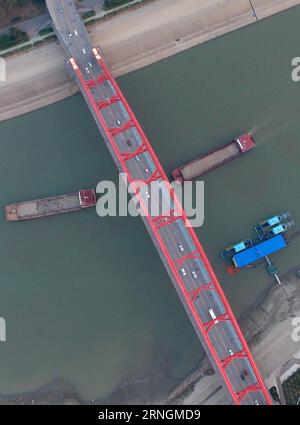 (161006) -- WUHAN, 5 octobre 2016 -- une photo aérienne prise le 5 octobre 2016 montre le pont Qingchuan à Wuhan, capitale de la province du Hubei en Chine centrale. (lfj) CHINA-HUBEI-WUHAN-BRIDGES (CN) ChenxYehua PUBLICATIONxNOTxINxCHN Wuhan OCT 5 2016 to Aerial photo prise LE 5 2016 OCT montre le pont Qing Chuan dans la capitale Wuhan de la Chine centrale S Hubei province lfj Chine Hubei Wuhan ponts CN ChenxYehua PUBLICATIONxNOTxINxCHN Banque D'Images