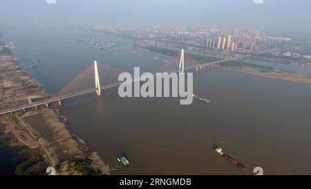 (161006) -- WUHAN, 5 octobre 2016 -- une photo aérienne prise le 5 octobre 2016 montre le pont de Baishazhou à Wuhan, capitale de la province du Hubei en Chine centrale. (lfj) CHINA-HUBEI-WUHAN-BRIDGES (CN) ChenxYehua PUBLICATIONxNOTxINxCHN Wuhan OCT 5 2016 à Aerial photo prise LE 5 2016 OCT montre le pont dans la capitale Wuhan de la Chine centrale S Hubei province lfj Chine Hubei Wuhan ponts CN ChenxYehua PUBLICATIONxNOTxINxCHN Banque D'Images