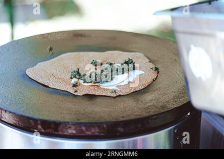 galette bretonne crêpe de sarrasin avec ingrédients. faire des crêpes de sarrasin Banque D'Images